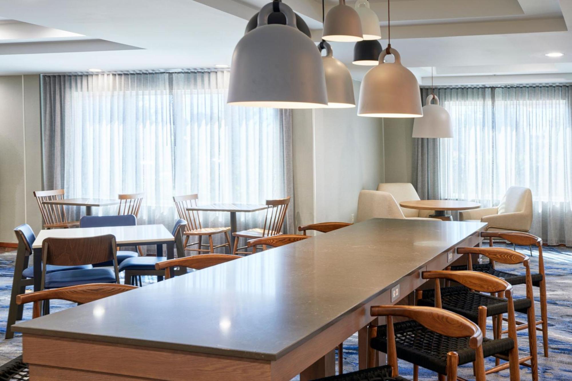 Fairfield Inn & Suites Берлингтон Экстерьер фото