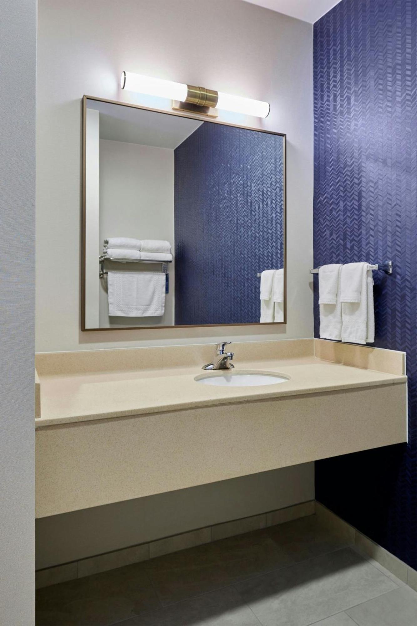 Fairfield Inn & Suites Берлингтон Экстерьер фото